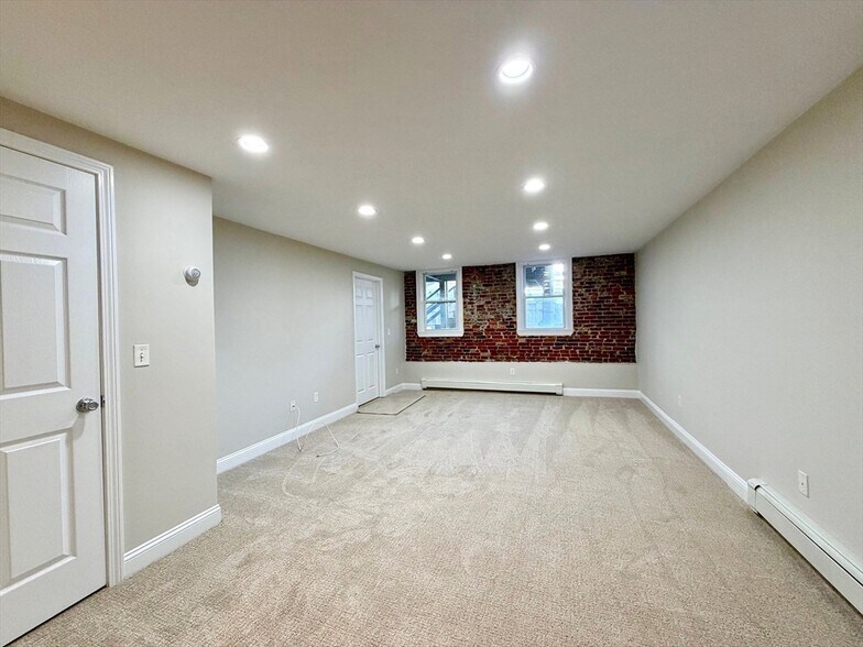 Building Photo - 512 E 3rd St