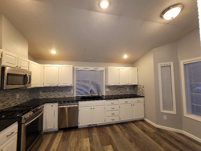 Building Photo - 5617 SW Windflower Dr