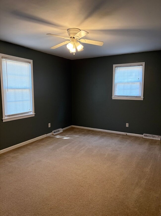 Building Photo - FENCED IN YARD AND LARGE DETACHED TWO CAR GARAGE LOCATED IN THE DESIRED TRAVELERS REST!!!