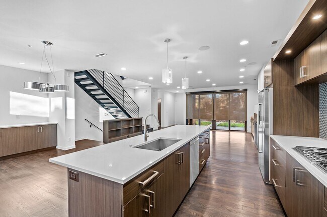 Building Photo - 203 S Marion St Pkwy