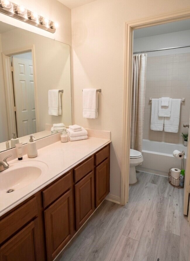 Building Photo - 7922 Thorncroft Manor Ln