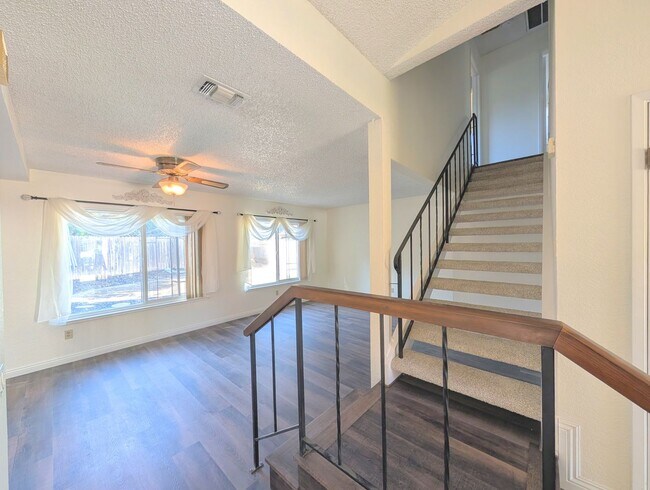Building Photo - Gorgeous Single Family Home!