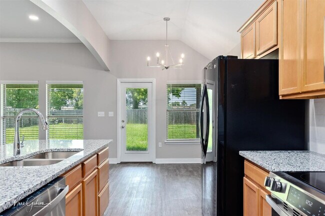 Building Photo - "Charming 3-Bedroom Retreat with 2 Full Ba...