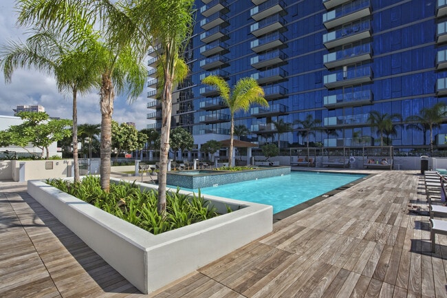 Building Photo - Live in the Heart of Kakaako!