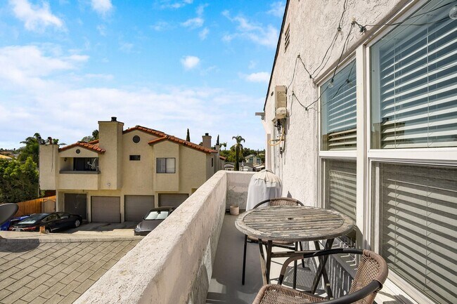 Building Photo - Upstairs One Bedroom Available in Talmadge!