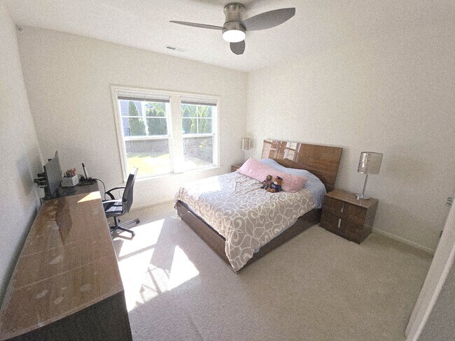 Building Photo - 1129 Flower St