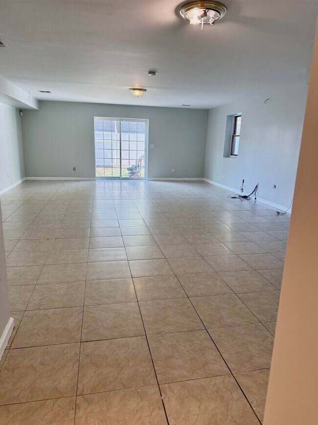 Building Photo - 525 Avenue A
