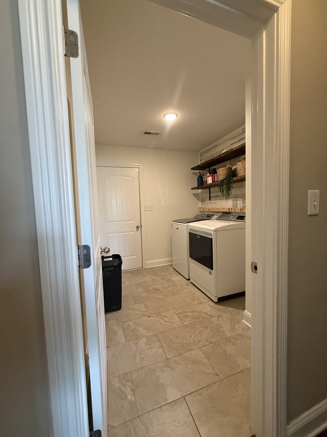 Building Photo - 607 Hollow Crst