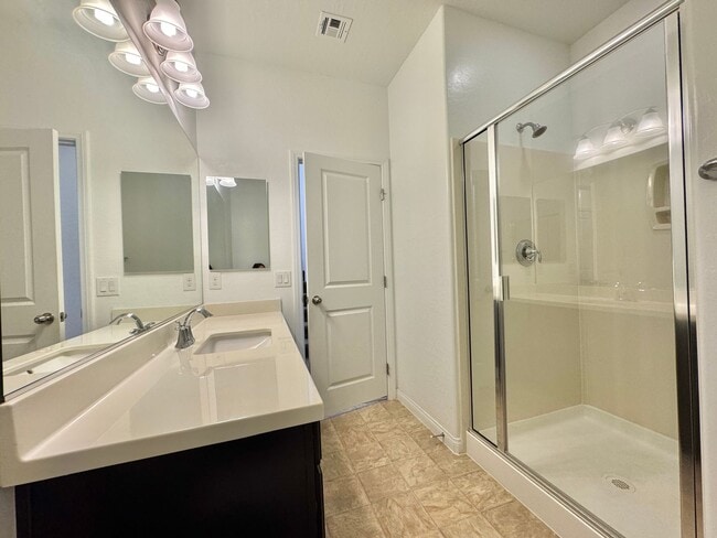 Building Photo - Newer Home with Gated Community Single Fam...