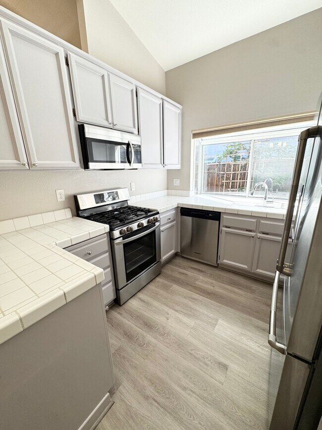 Building Photo - Move-In Ready 3-Bed, 2-Bath Home in Roseville! SEE VIDEO