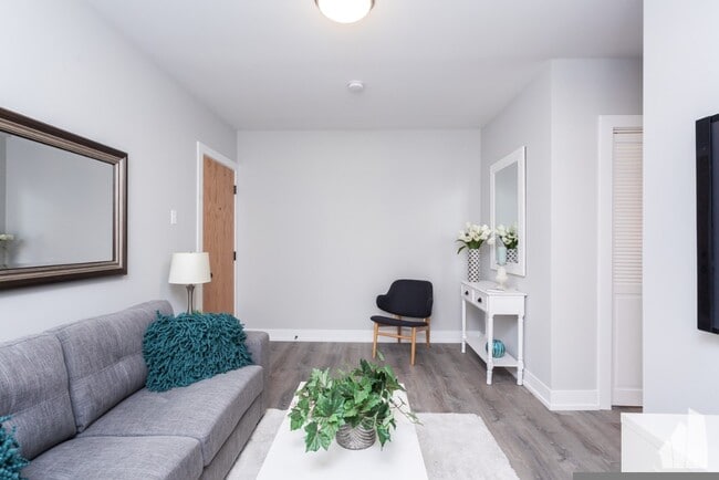 Building Photo - 442 W Belden Ave