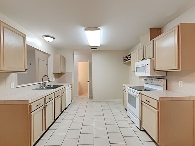 Building Photo - No Application Fees* $500 Off 1st Month Rent*