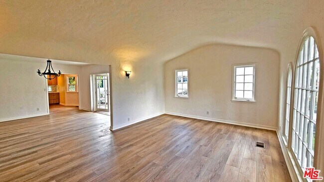 Building Photo - 132 S La Peer Dr