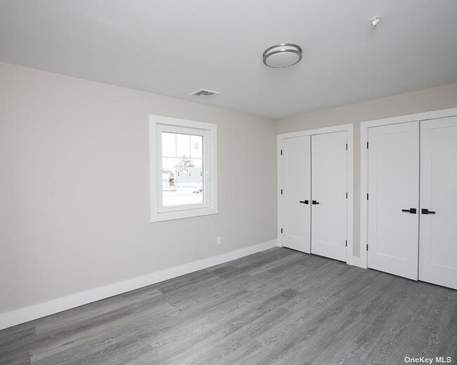 Building Photo - 170 W Montauk Hwy