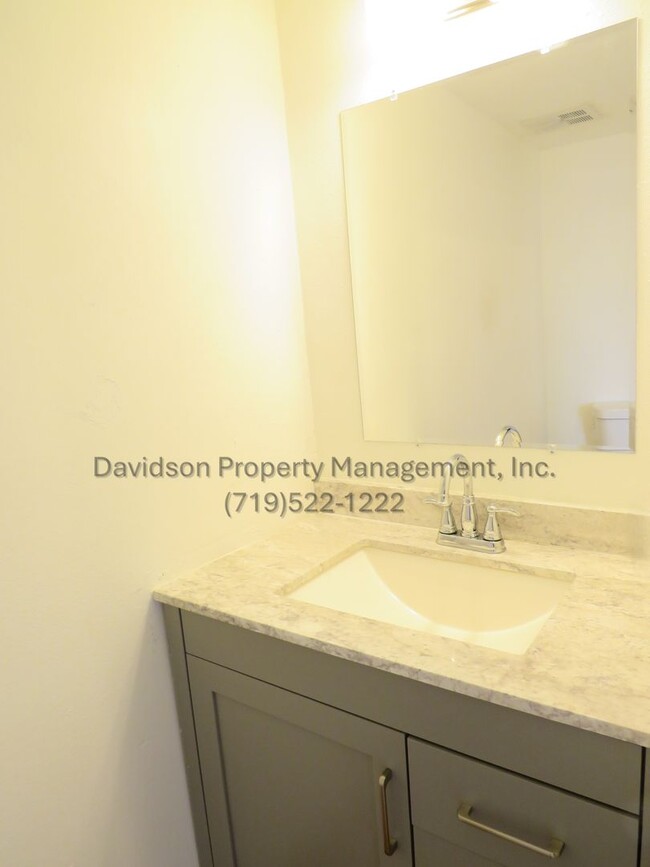 Building Photo - Cozy 2 Bedroom Condo in Rockrimmon