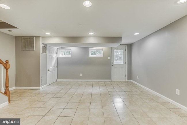 Building Photo - 260 Burgess Ave