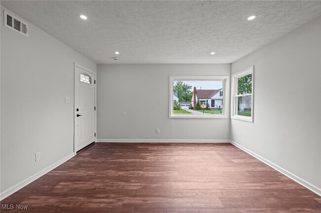 Building Photo - 1539 Longwood Rd