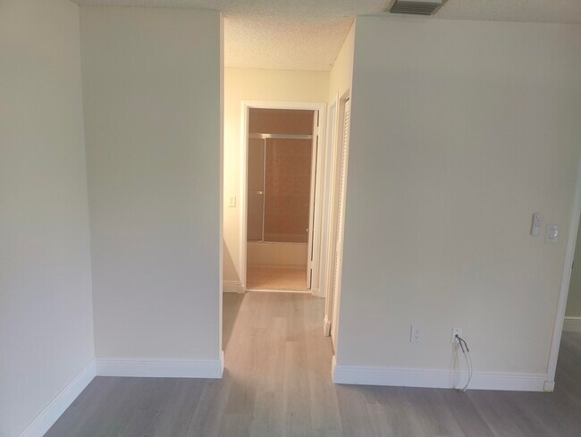 Building Photo - 302 Lakeview Dr E