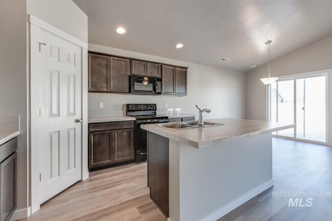 Building Photo - Brand New Home