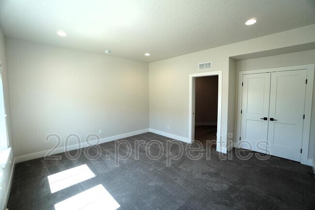 Building Photo - 3045 S Honeycomb Way