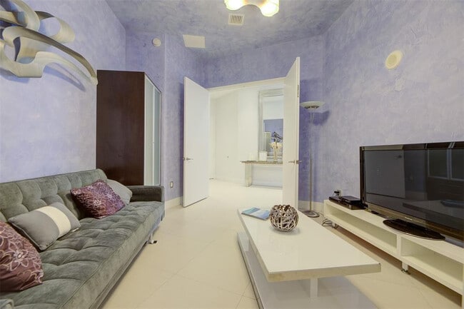 Building Photo - 15901 Collins Ave