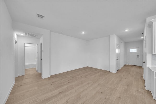 Building Photo - 30715 Wicklow Gdns Dr