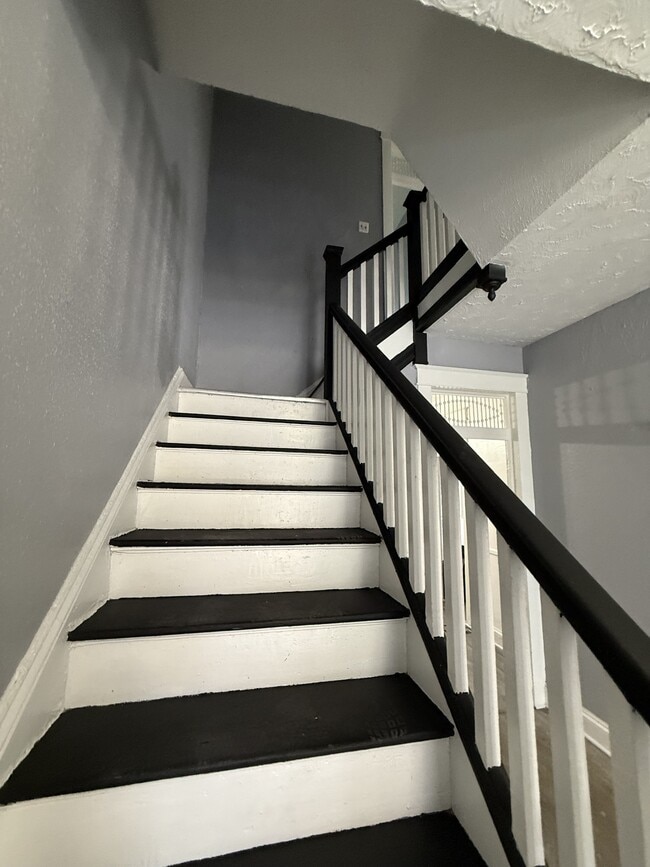 Building Photo - 501 Lyndhurst St