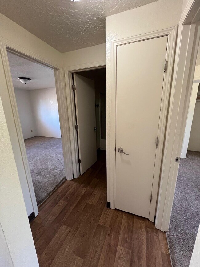 Building Photo - 2 Bedroom Duplex