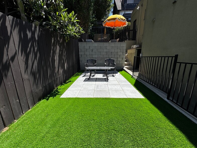 Backyard Space - 2343 Earl St