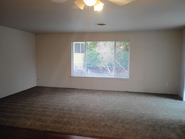 Building Photo - MM2240-1