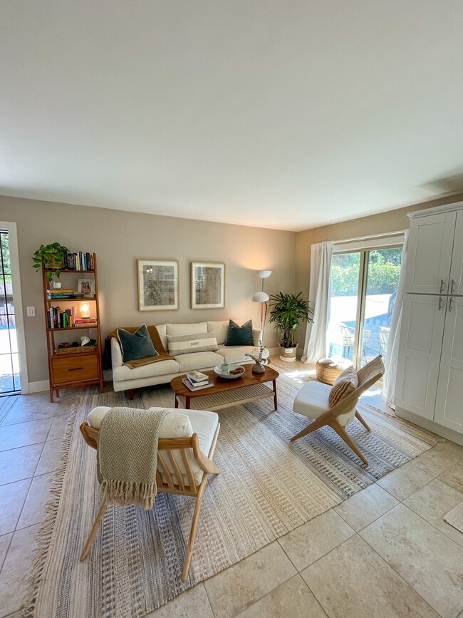 Building Photo - 155 Rosebay Dr