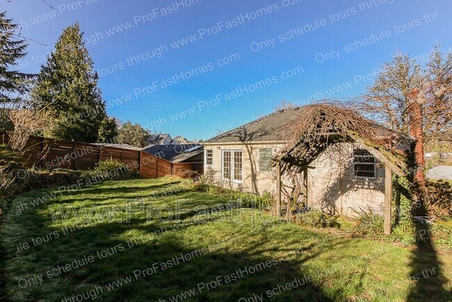 Building Photo - 616 SW Moss St