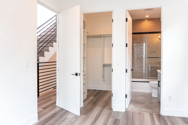 Building Photo - Beautiful Spacious Modern 3 Bedroom Townhome Available Now! - ONE MONTH FREE