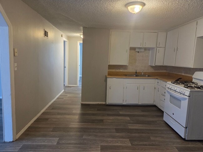 Building Photo - 4 Bed 1 Bath - NEW TO MARKET