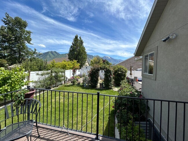 Building Photo - 3 Bedroom 2.5 Bathroom Upstairs Unit in Spanish Fork!