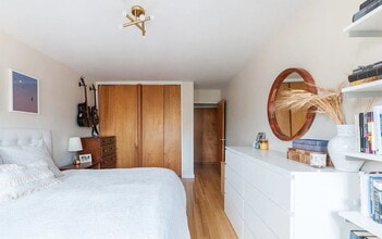 Building Photo - Spacious and sunny top-floor one bedroom one bathroom