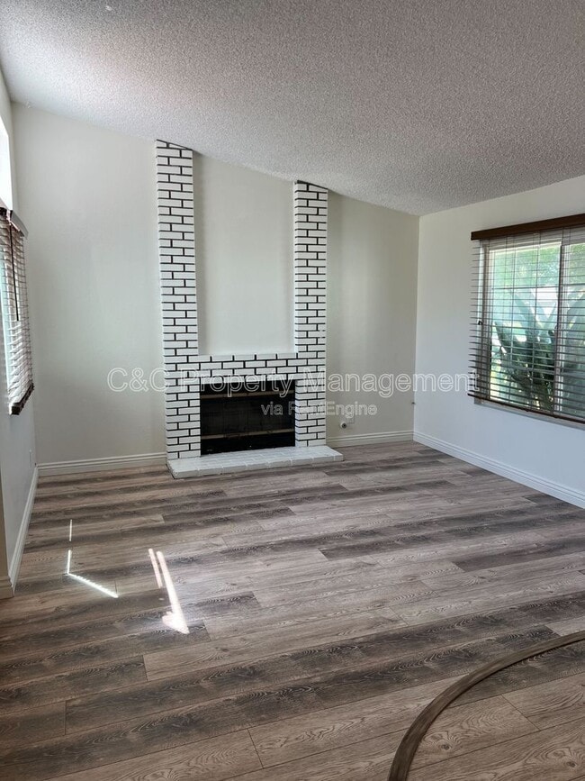 Building Photo - 1109 N Sandalwood Ave