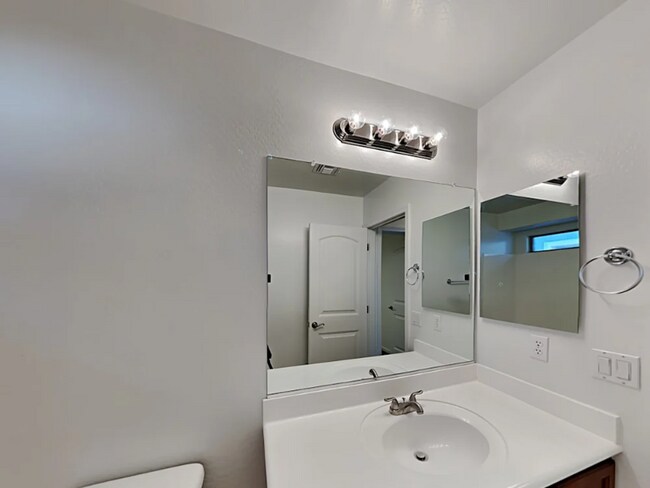 Building Photo - 1373 S Ponderosa Dr