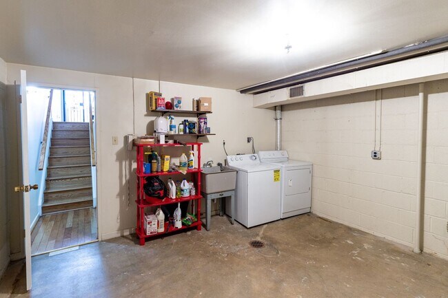 Building Photo - Large SW DC Townhome with Parking