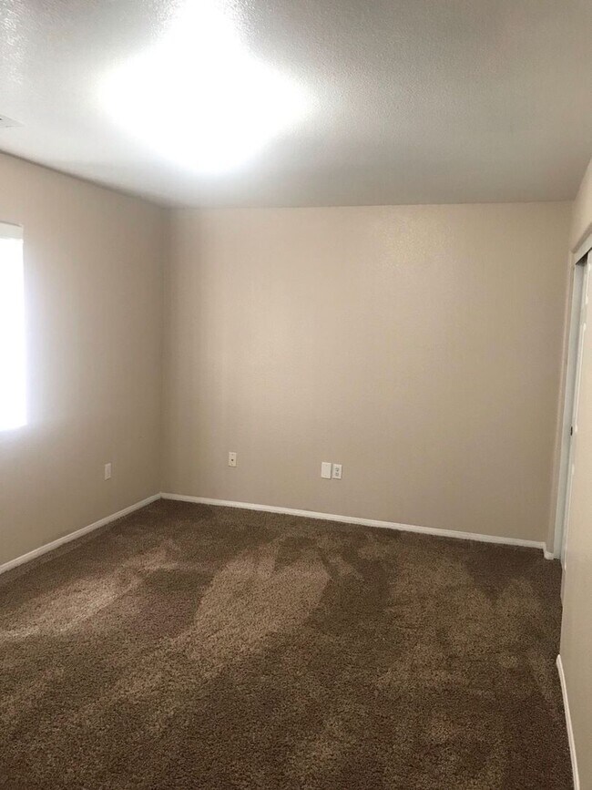 Building Photo - 4 BEDROOM HOME WITH VIEWS, NEAR WAALEW IN SYCAMORE ROCKS AREA OF APPLE VALLEY.