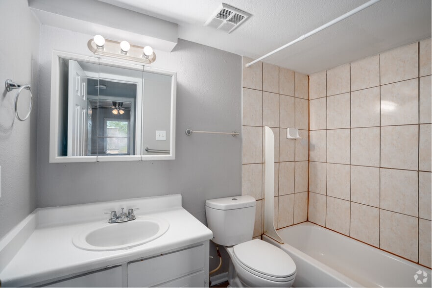 2BR, 2BA - 910SF - Bathroom - Highland Square Apartments