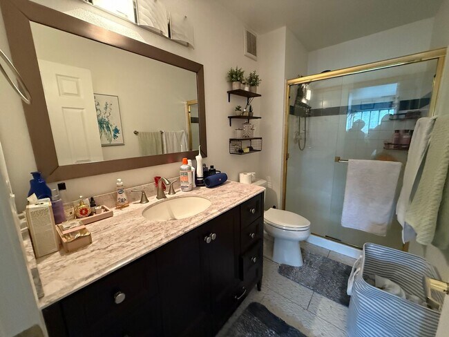 Building Photo - Chic & Spacious East Boulder Condo Just St...