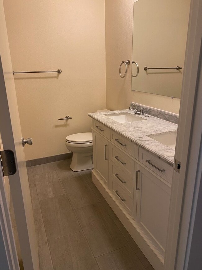 Building Photo - Bottom level 2bed, new s/s appliances, off street parking, on site laundry, all dogs welcome!