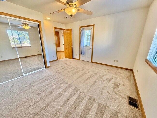 Building Photo - 252 Stoakes Ave