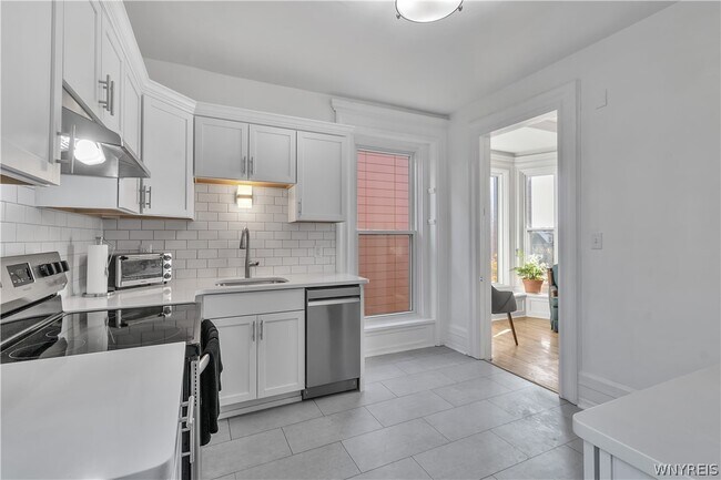 Building Photo - 617 Niagara St