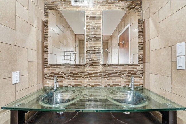 Building Photo - Welcome to this beautiful 4-bedroom, 3-bathroom home in Tempe Arizona!