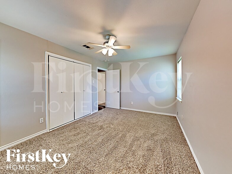 Building Photo - 213 E 5th St