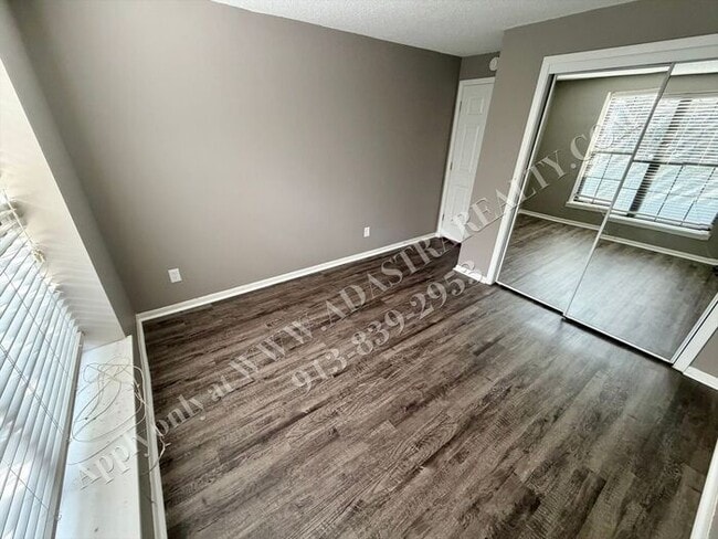 Building Photo - Spacious 2 Bed 2 Bath Ground Floor Unit-Available NOW!!