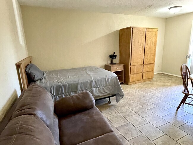 Building Photo - 2 Cabin Rd