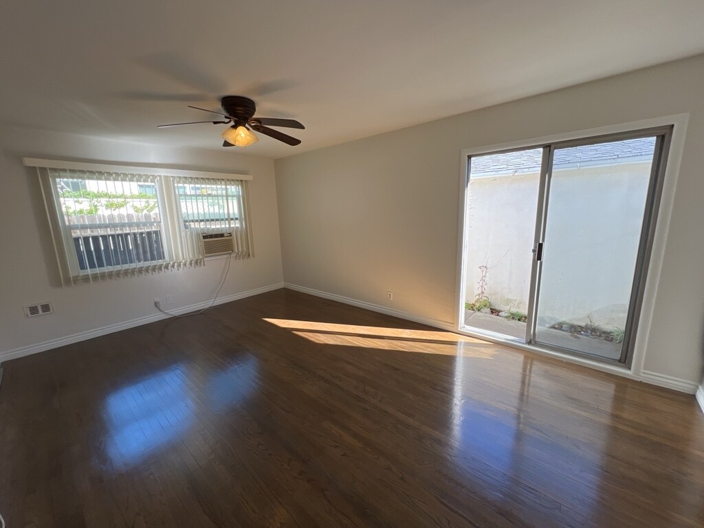 Building Photo - 1706 N Hollywood Way